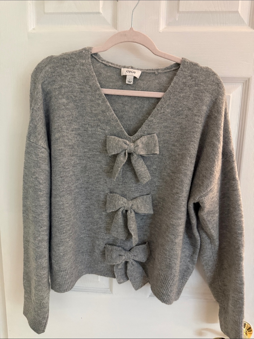 CeCe Light Gray V-Neck Sweater with Front Bow Accents Size L